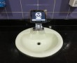 Waschbecken mit Werbedisplay in der Albrook Mall