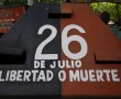 selbstgebautes Panzerfahrzeug mit Farben der "Bewegung des 26. Juli"